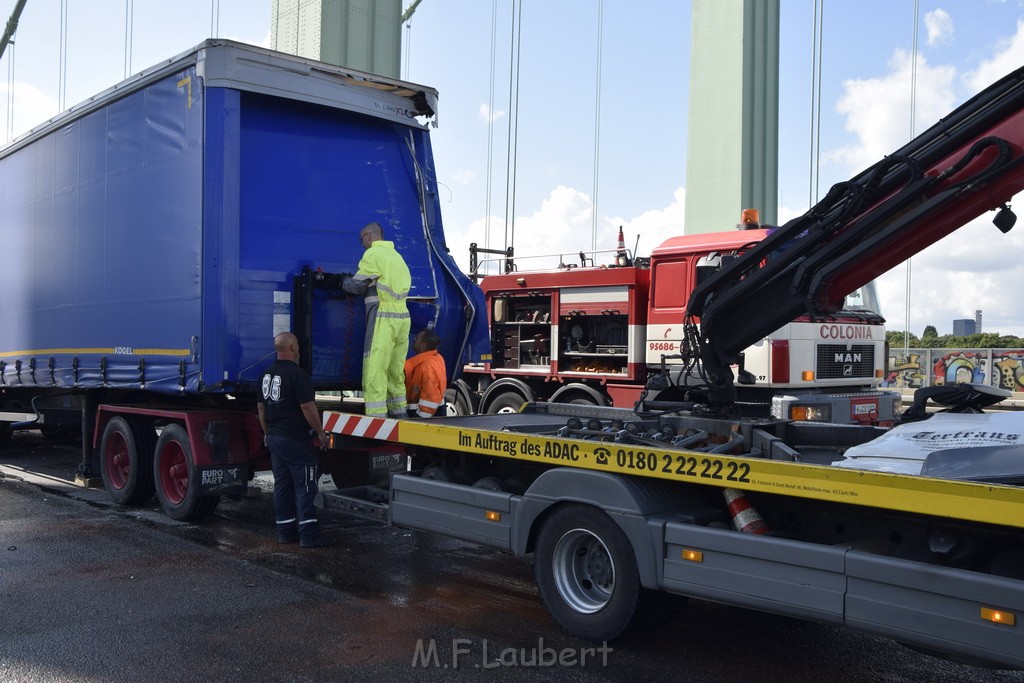 Schwerer LKW VU PKlemm A 4 Rich Olpe auf der Rodenkirchener Bruecke P487.JPG - Miklos Laubert